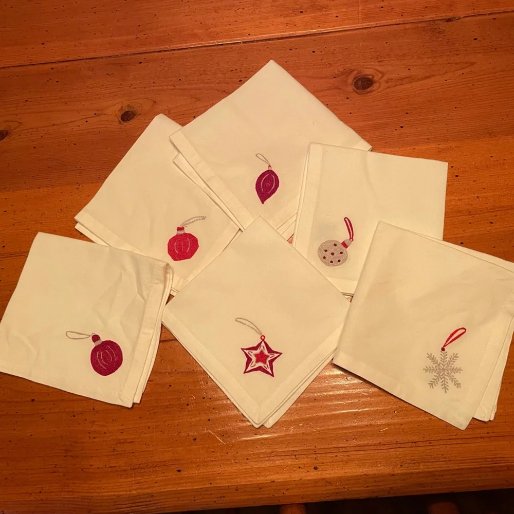 Williams Sonoma Set of 6 Embroidered Holiday Napkins